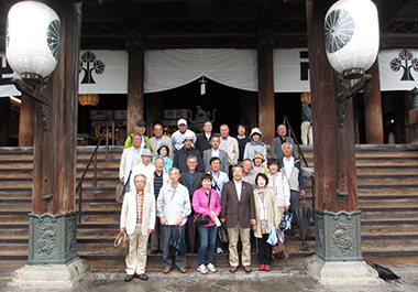 《善光寺本堂にて》